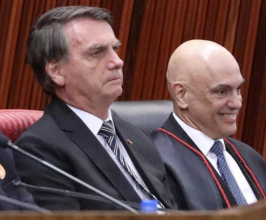 Moraes cita risco de fuga de Bolsonaro e nega pedido para revogar prisão domiciliar