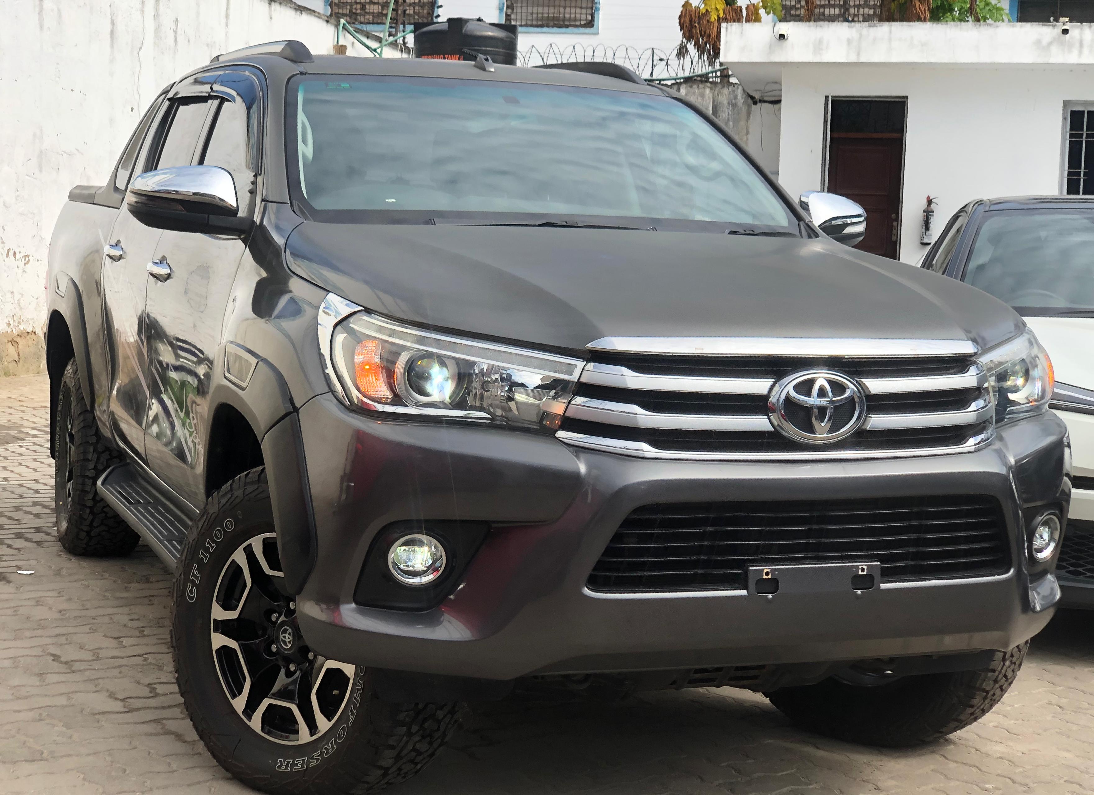 Toyota Hilux Double Cab Grey 2017/09