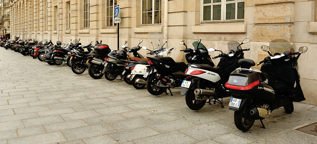 Scooters garés à Paris