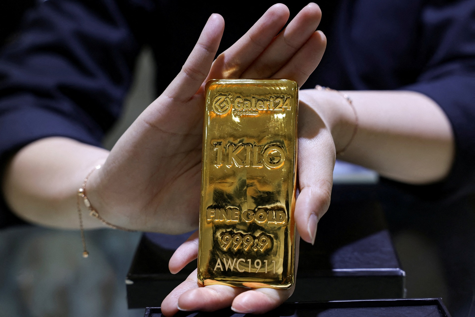 Ouro faz novo recorde e supera US$ 4.100 pela 1a vez; entenda motivos