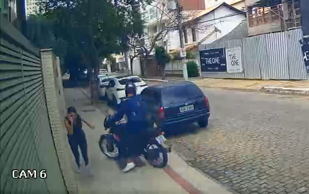 Mulher é assaltada por motociclista em rua movimentada de Campos