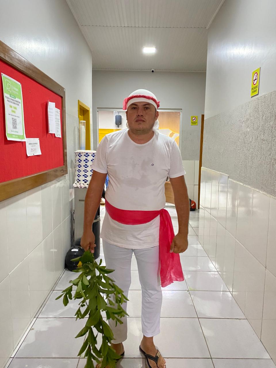Humorista entra como pai de santo e ‘benze’ Câmara de Sena Madureira após briga entre vereadores