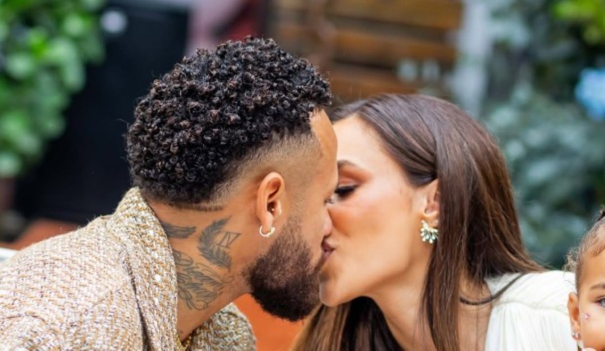 Bruna Biancardi compartilha beijo com Neymar em fotos da festa luxuosa de Mavie aos 2 anos