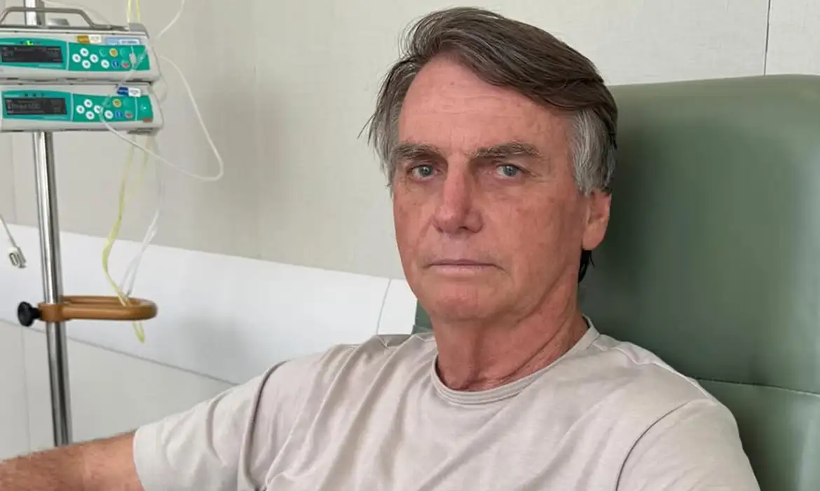 Bolsonaro volta a ter crise de soluços e Moraes autoriza atendimento médico em casa
