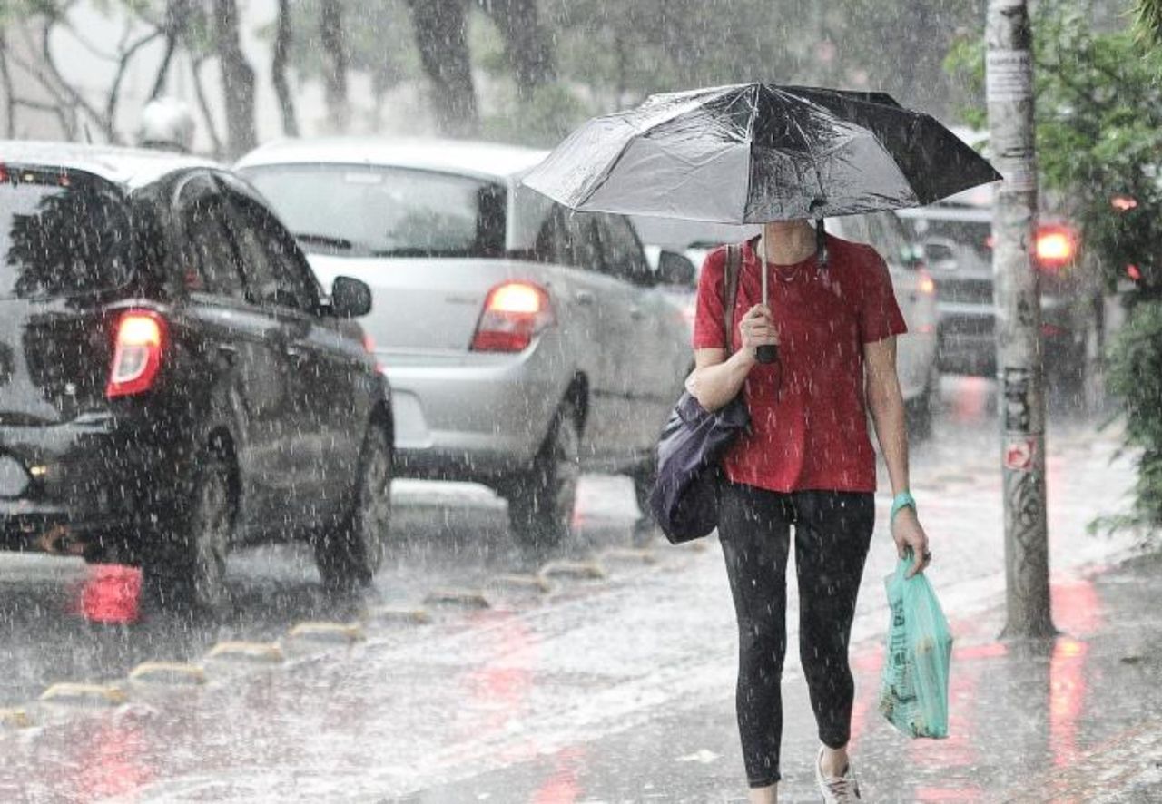 Frente fria segue deixando alertas de chuvas intensas para 7 estados nesta terça-feira,14; confira a previsão
