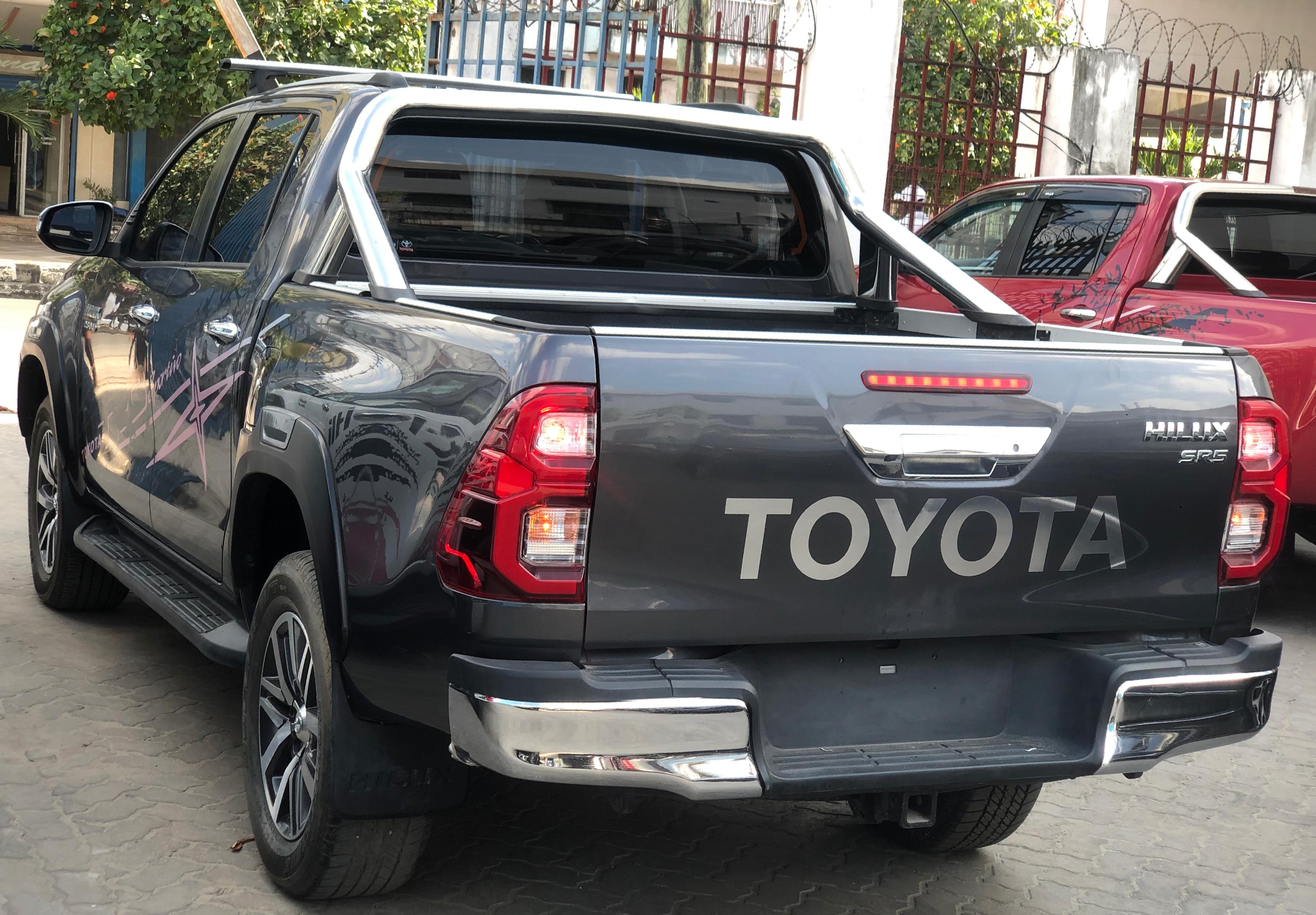 Toyota Hilux Double Cab Grey 2016/08