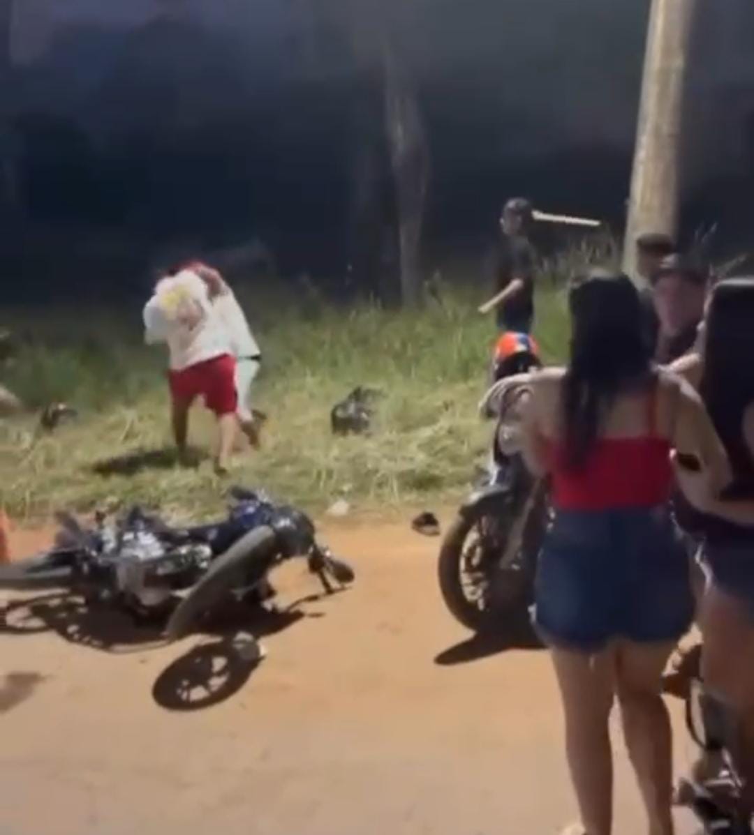 Briga generalizada durante piseiro em estacionamento de hotel abandonado é registrado em Rio Branco