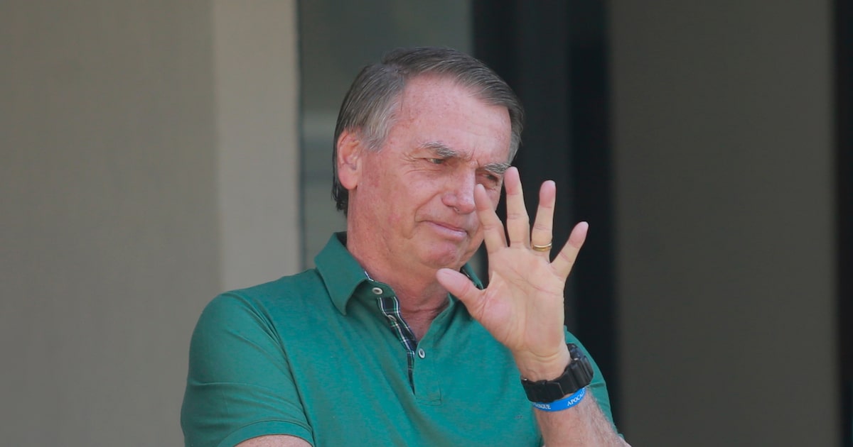 Moraes mantém Bolsonaro preso em casa