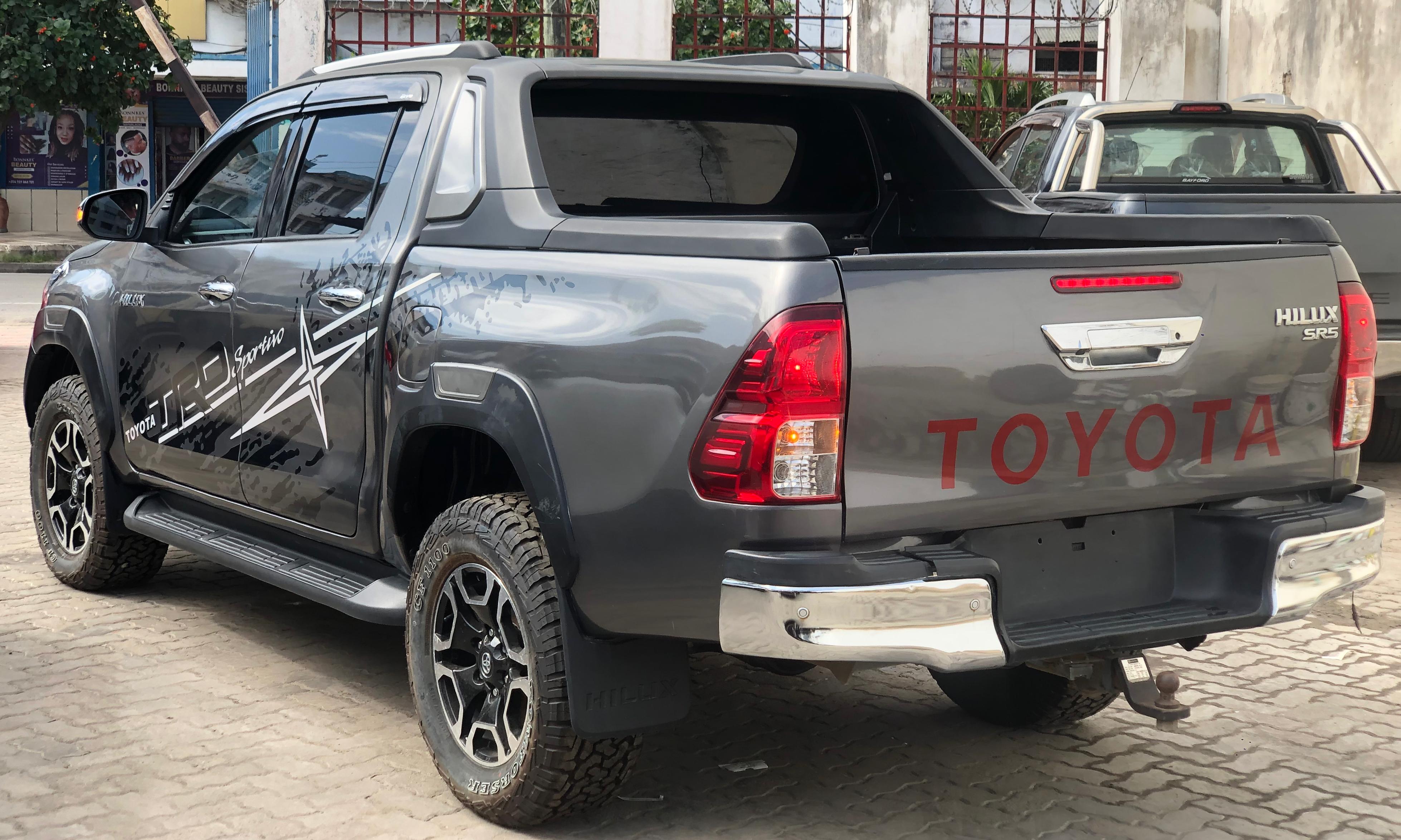 Toyota Hilux Double Cab Grey 2017/09