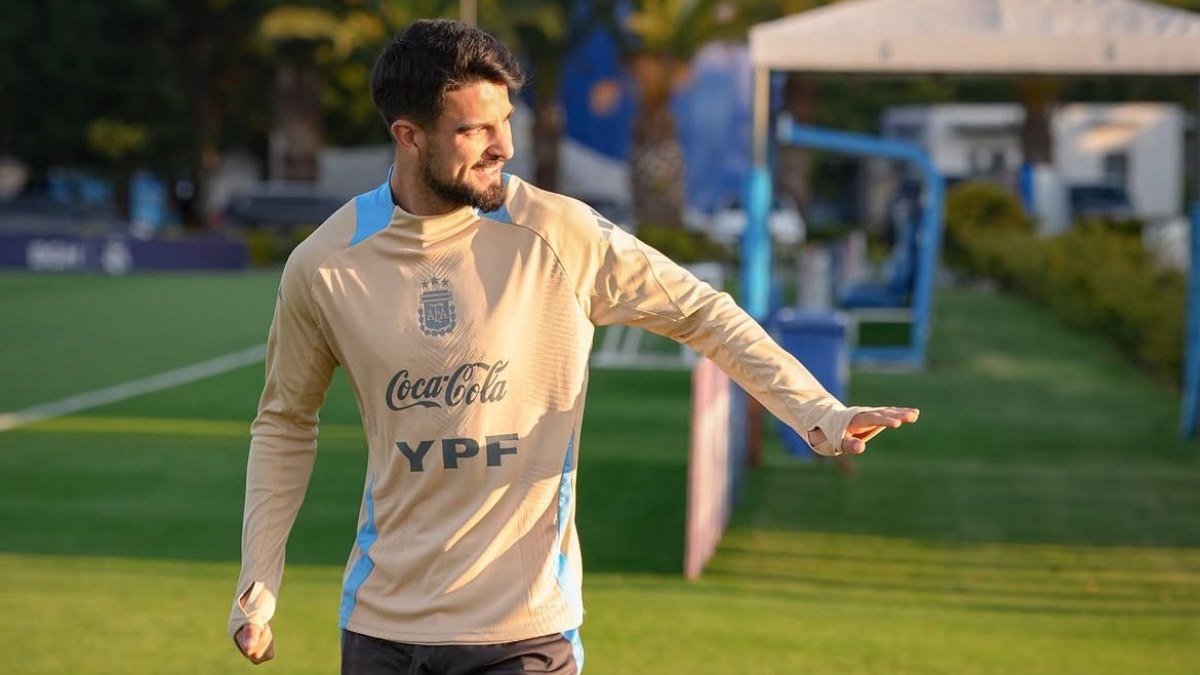 Flaco López dá assistência em estreia pela Argentina