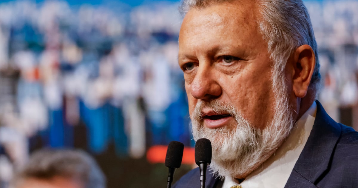 Gleisi garante a Lira que presidente da Caixa será mantido