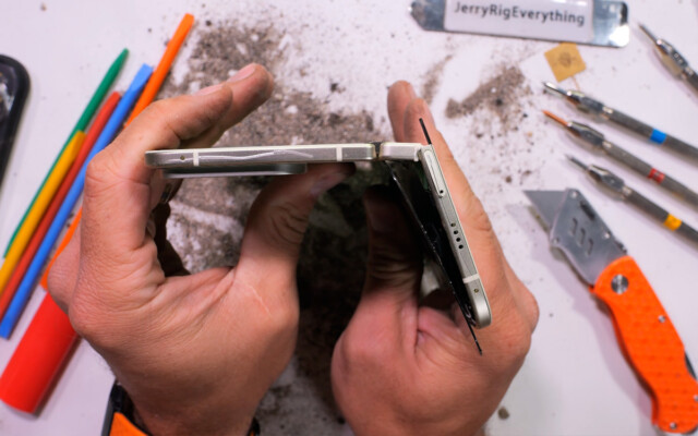 Celular dobrável do Google explode em teste de resistência