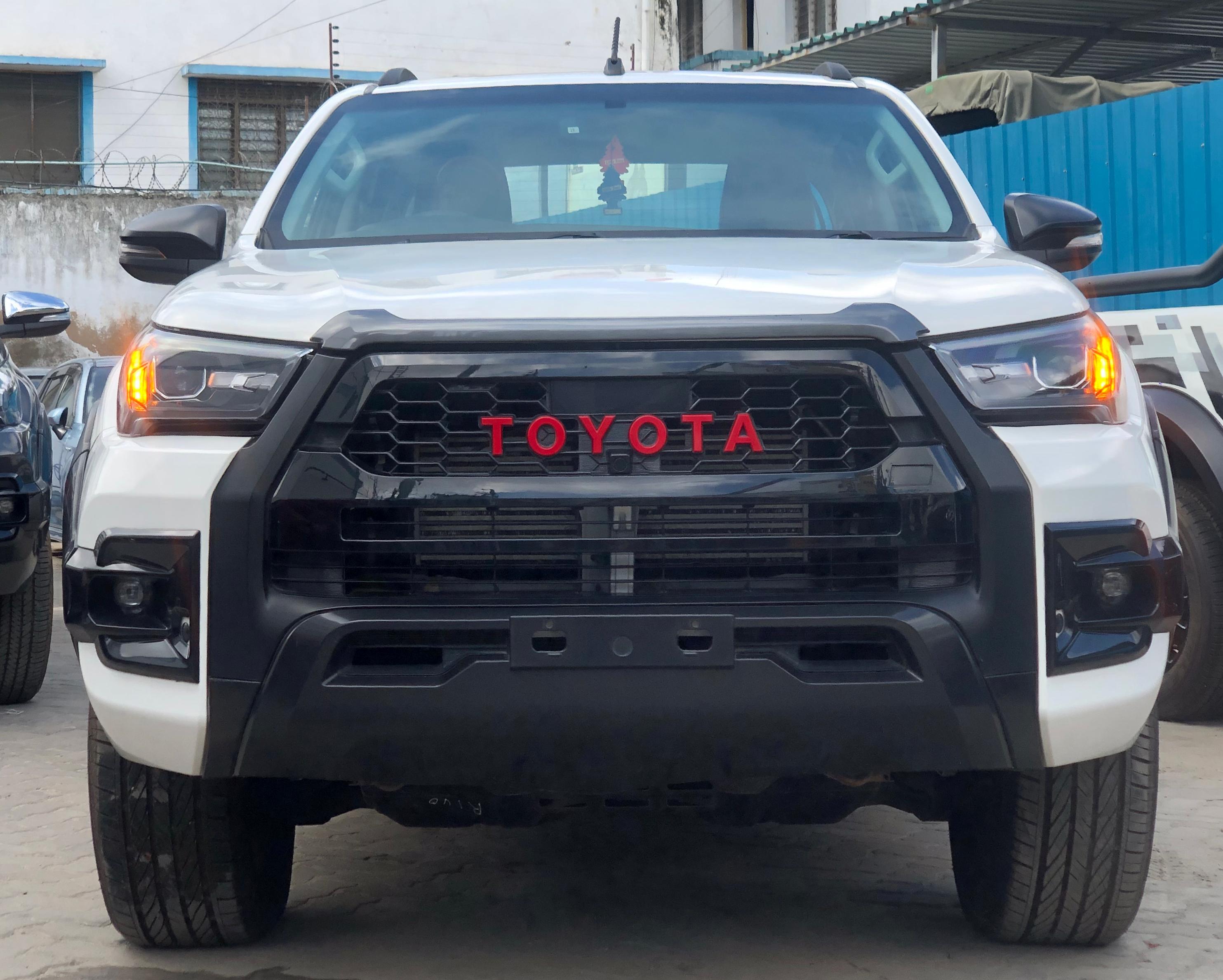 Toyota Hilux Double Cab White 2016/11