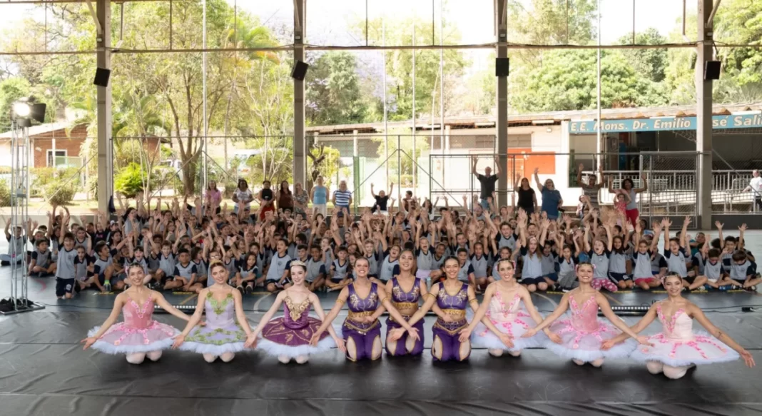 Projeto leva apresentações de balé de graça a escolas de Campinas