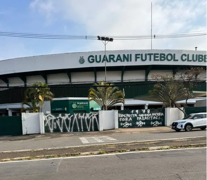 Pichações no Brinco refletem a revolta da torcida do Guarani