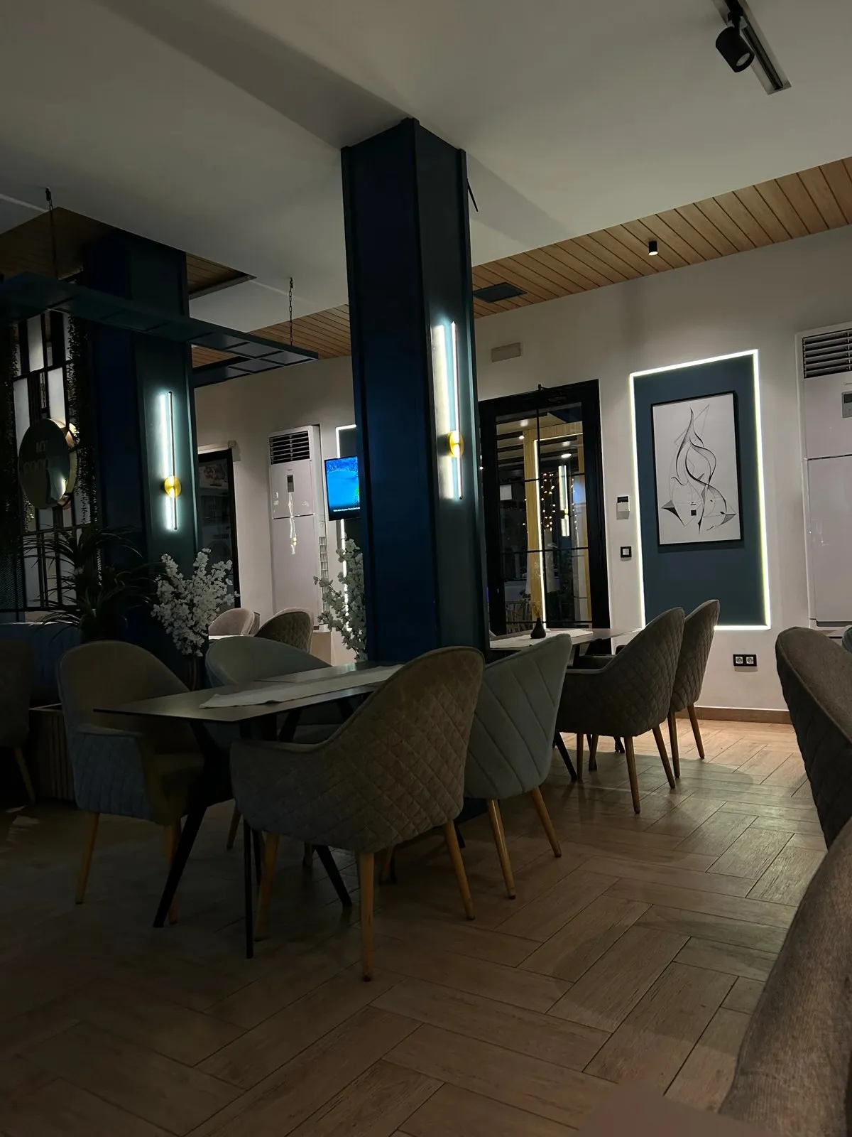 Salle intérieure et ambiance du soir