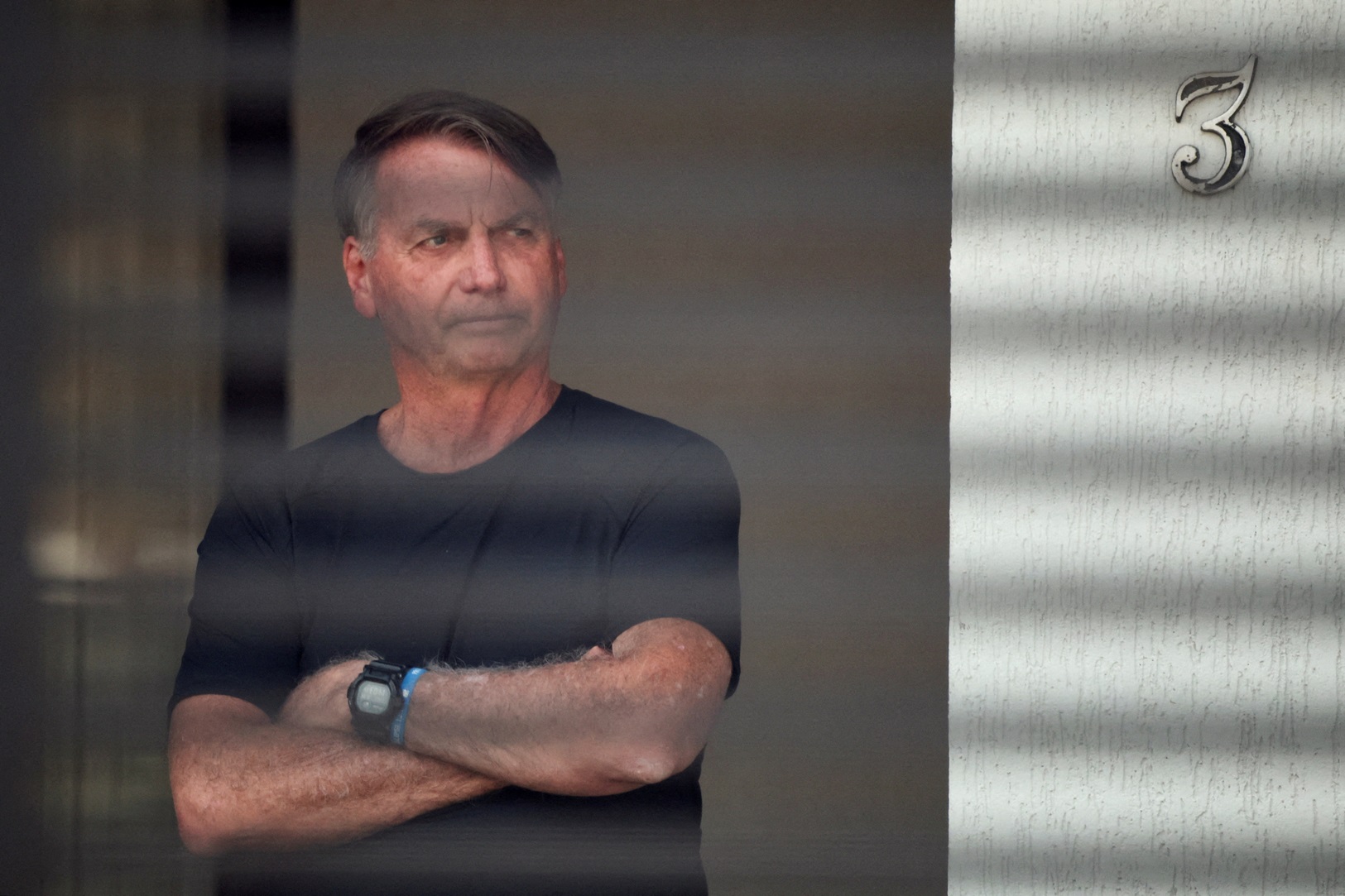 Bolsonaro volta a ter crise de soluços e Moraes autoriza atendimento médico em casa