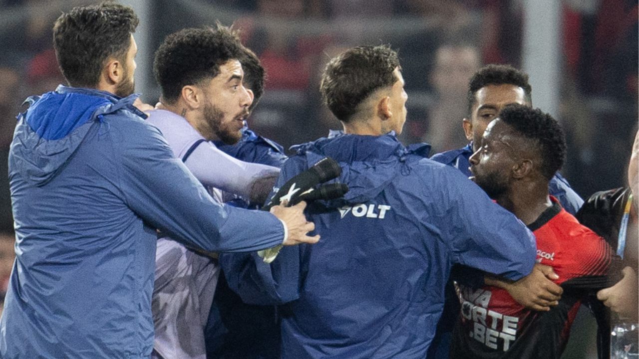 “Coxa é maior que vocês”, goleiro do Avaí provoca confusão e expulsões no Athletico