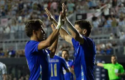Flaco dá assistência e passa em ‘branco’ com a Argentina