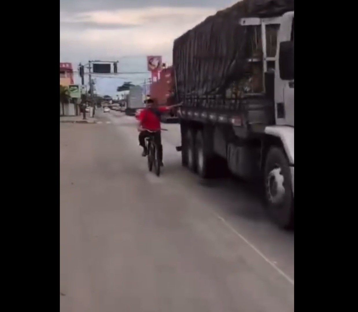 Ciclista é flagrado sendo puxado por caminhão na BR-101, em Campos; vídeo mostra risco de imprudência no trânsito