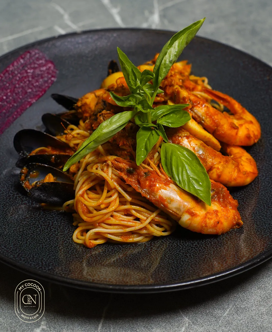 Spaghetti aux fruits de mer, sauce rouge