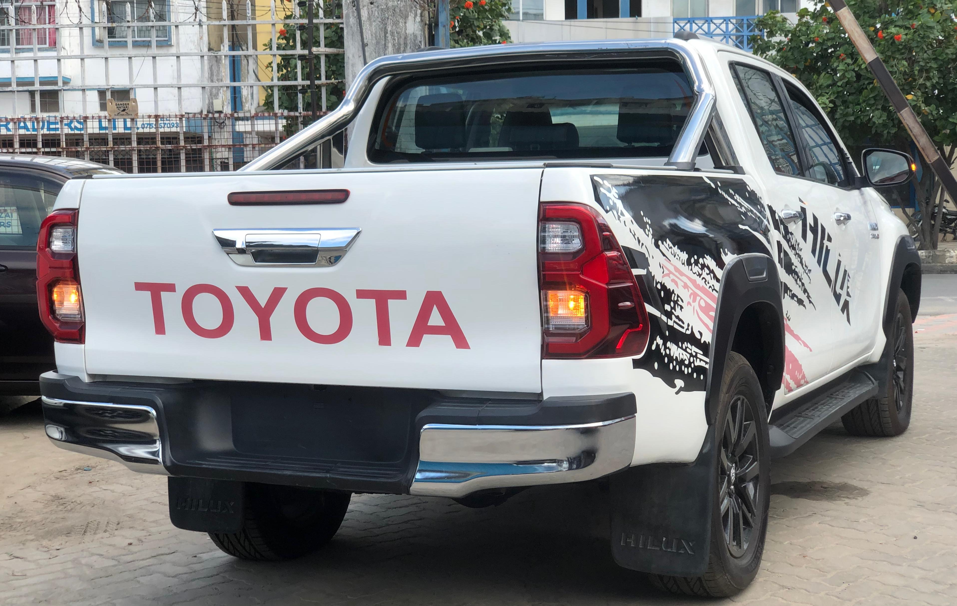 Toyota Hilux Double Cab White 2016/11