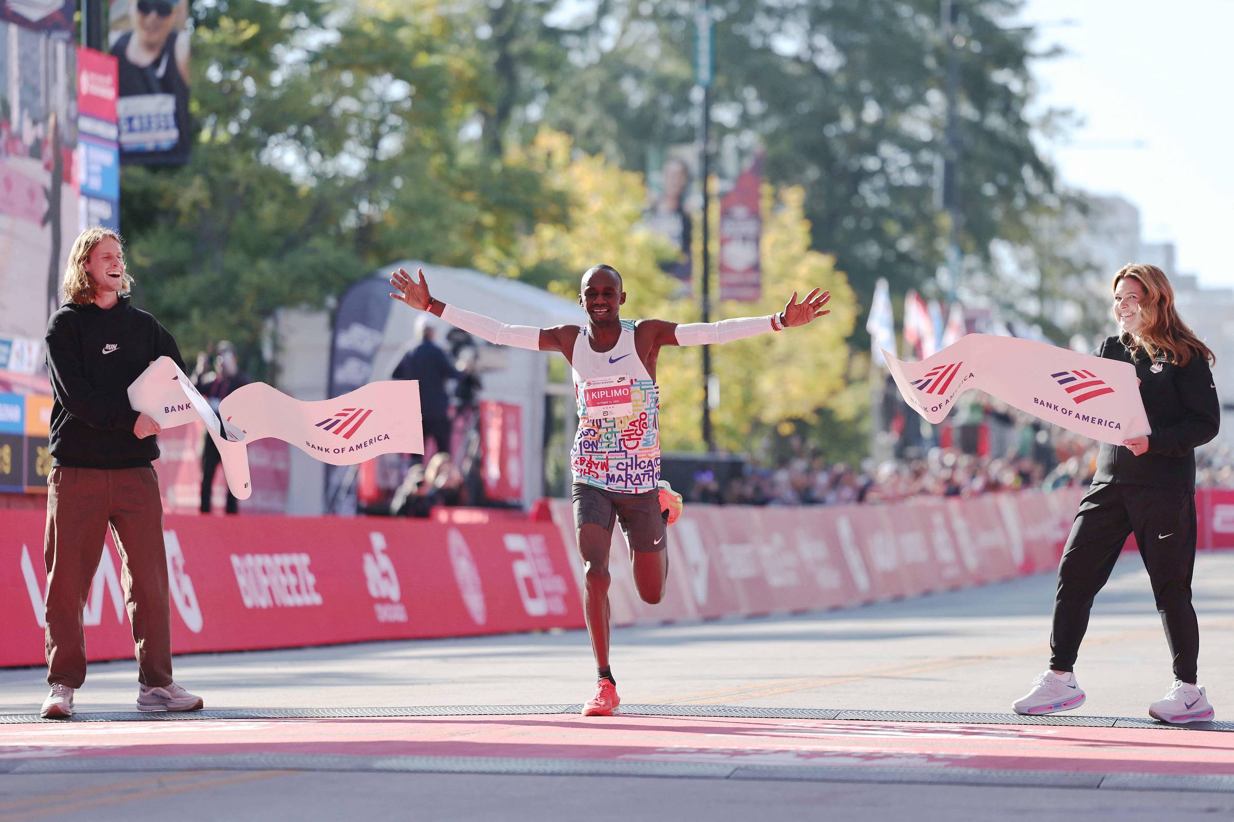 Ugandês Kiplimo domina a concorrência e vence a maratona de Chicago neste domingo