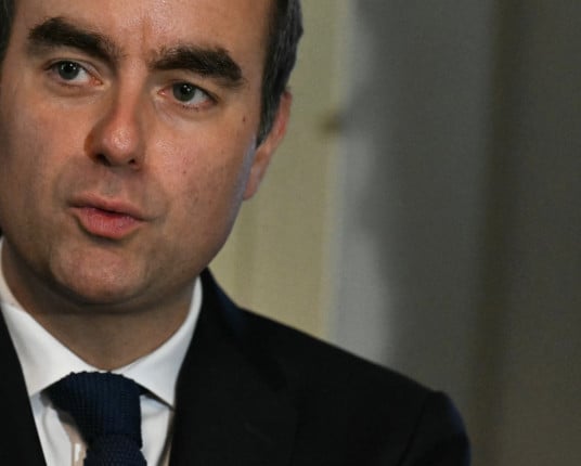 Premiê da França propõe suspender lei de idade de aposentadoria até as eleições de 2027