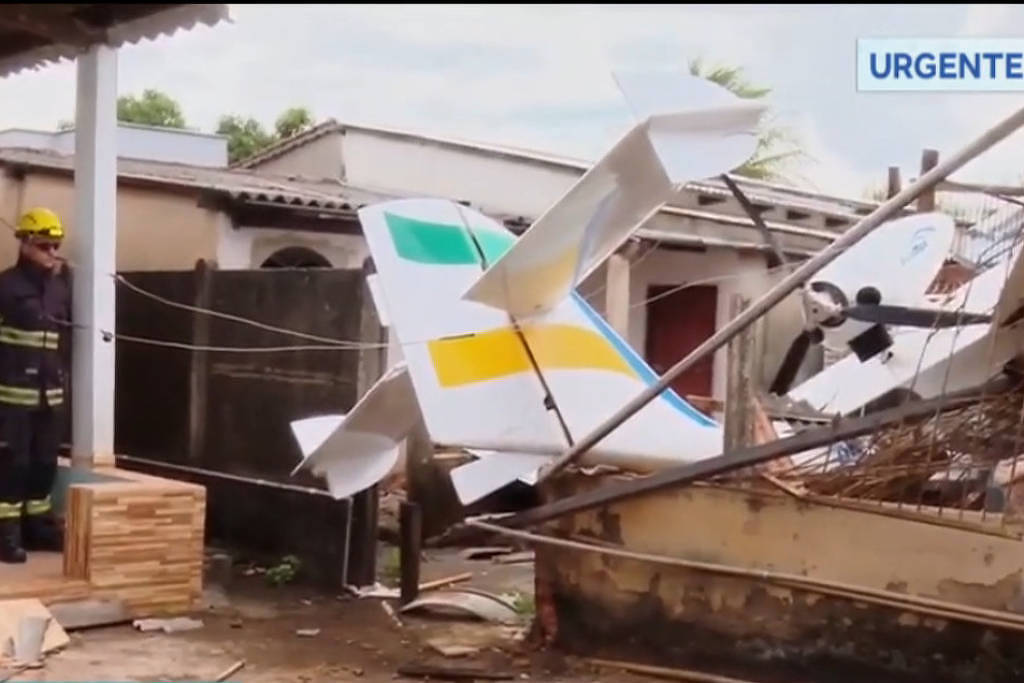 Avião de pequeno porte cai sobre casa em Goiânia; piloto sobrevive com ferimentos leves