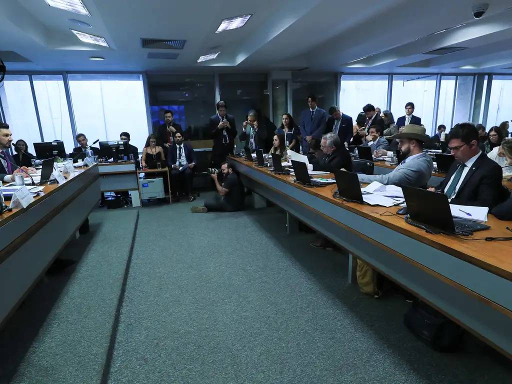 CPI do INSS vira palco para “cortes” de internet e estratégia eleitoral para 2026
