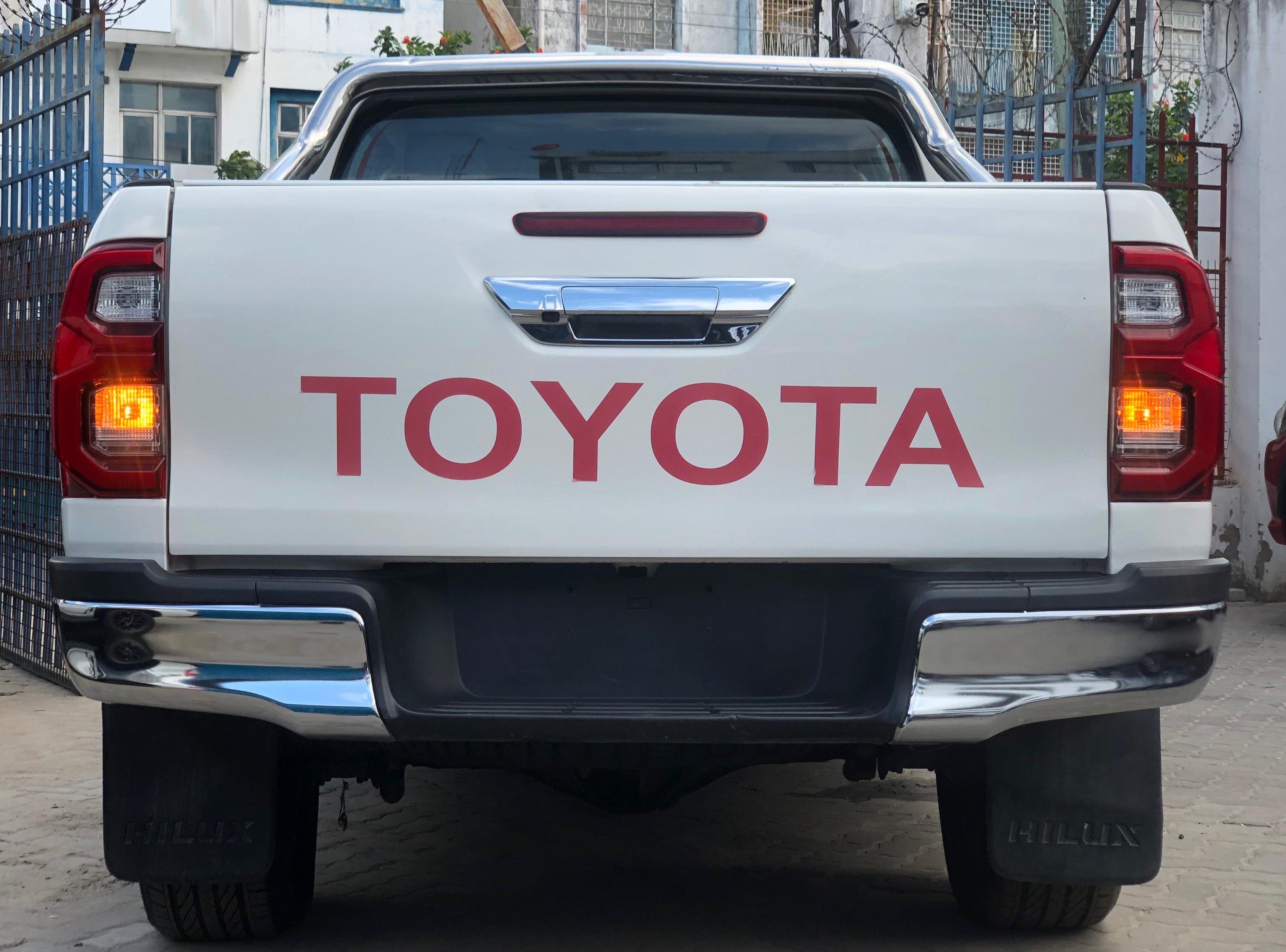 Toyota Hilux Double Cab White 2016/11