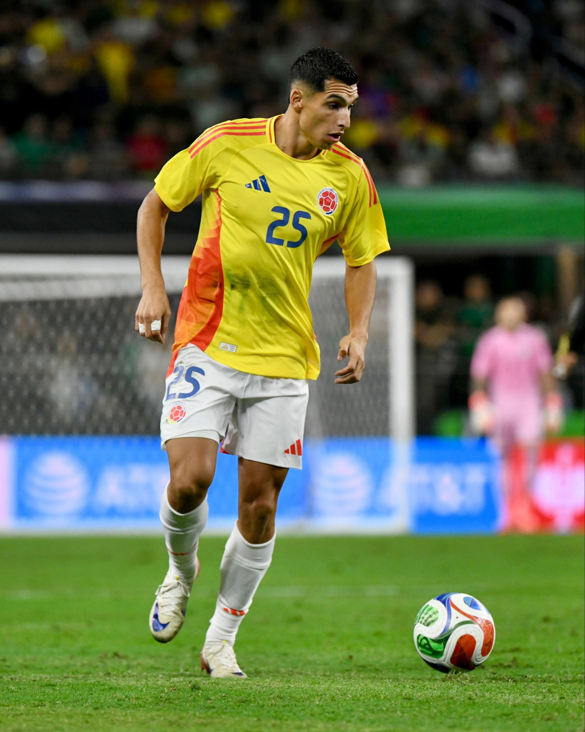 Serna tem boa atuação em estreia com goleada pela seleção da Colômbia