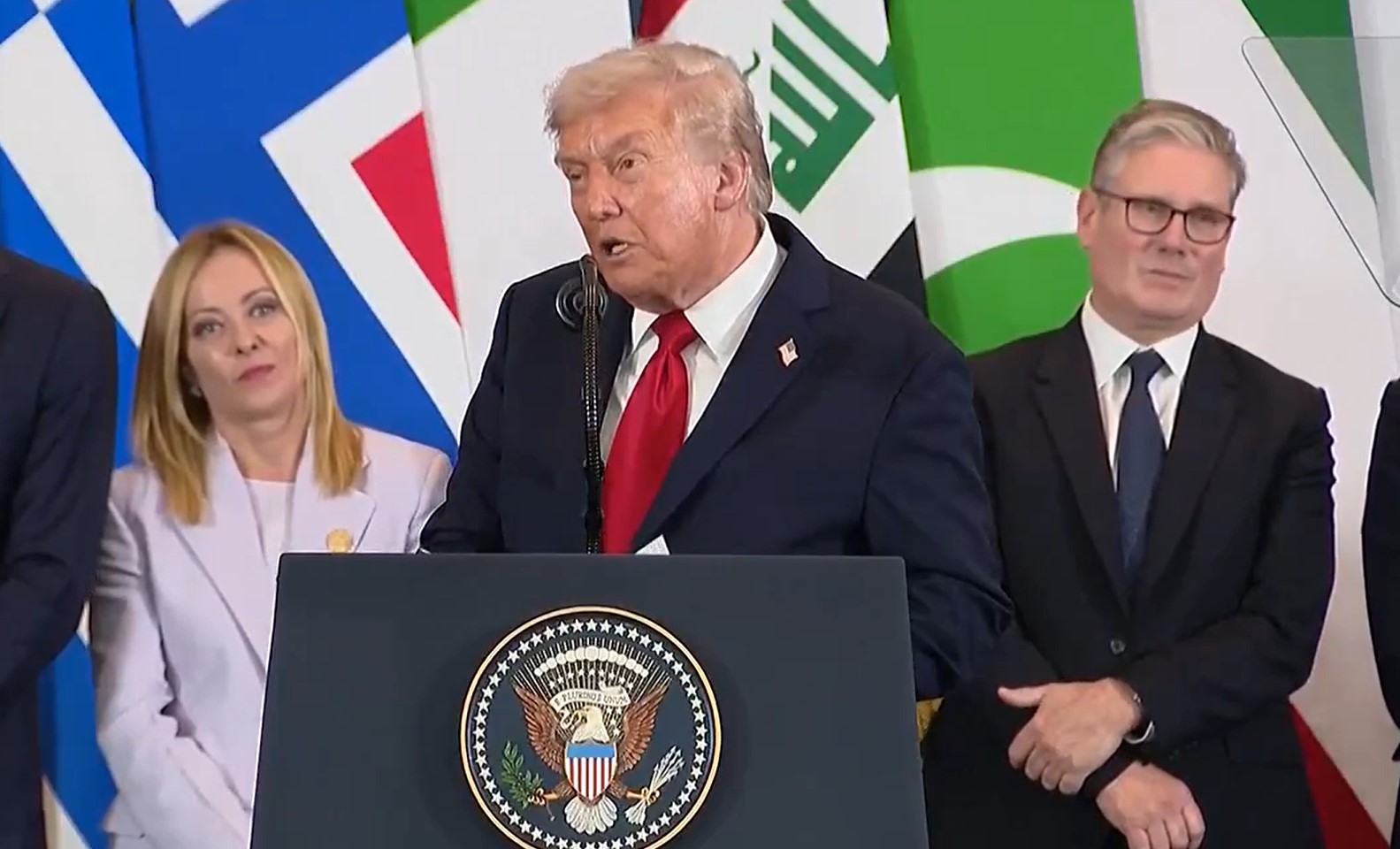 Trump dá 'cantada' em Meloni: 'Você não vai se ofender se eu disser que você é linda, vai?'