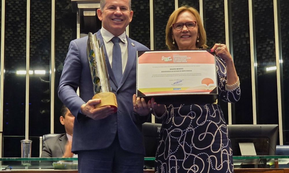 Governador recebe Comenda do Senado por avanço na alfabetização infantil em MT