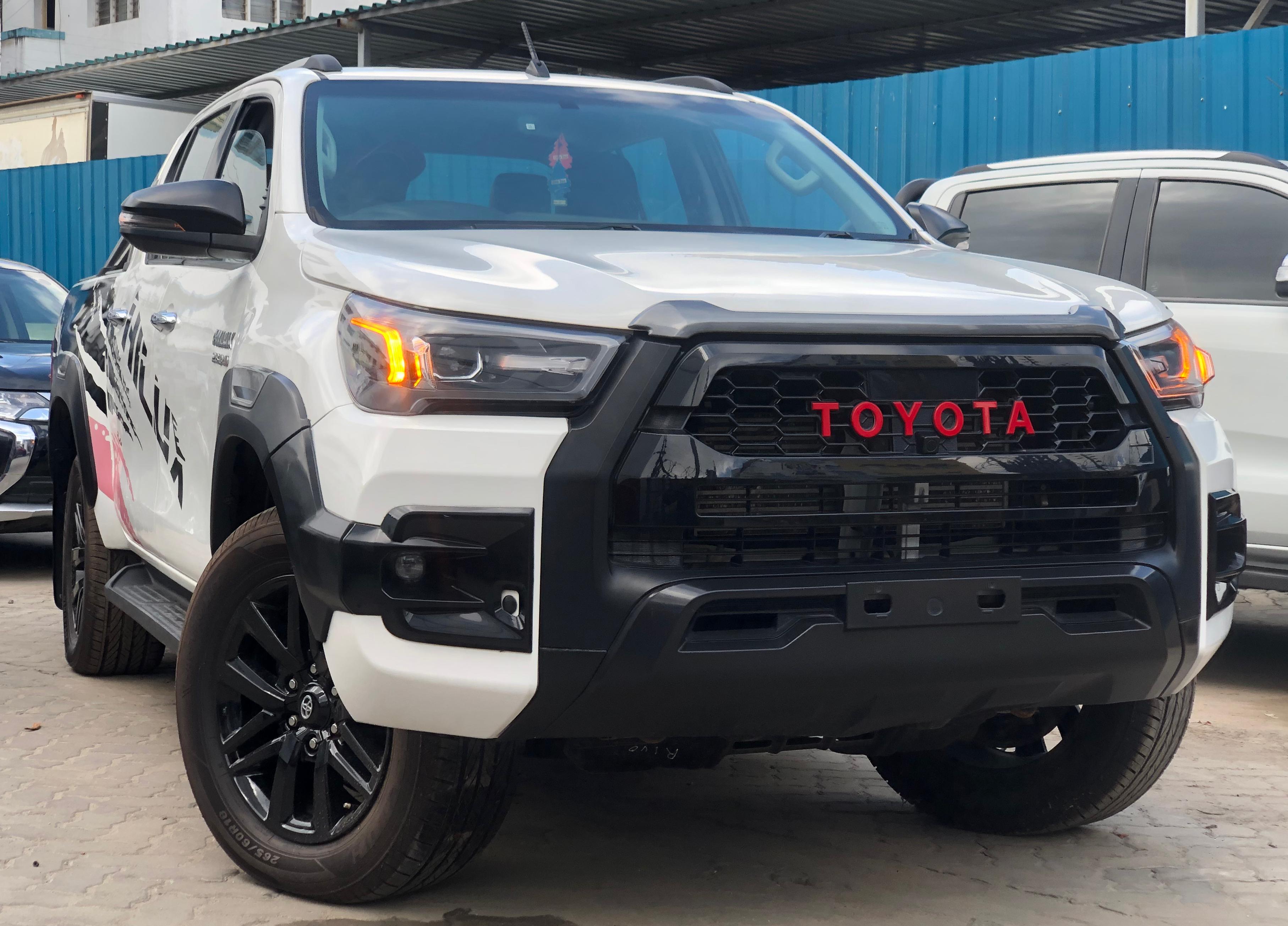 Toyota Hilux Double Cab White 2016/11