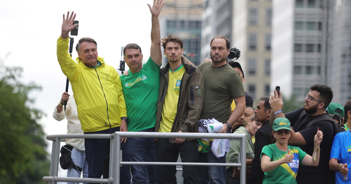 Filhos de Bolsonaro protestam contra manutenção de prisão do pai: ‘Graves violações’ e ‘refém’