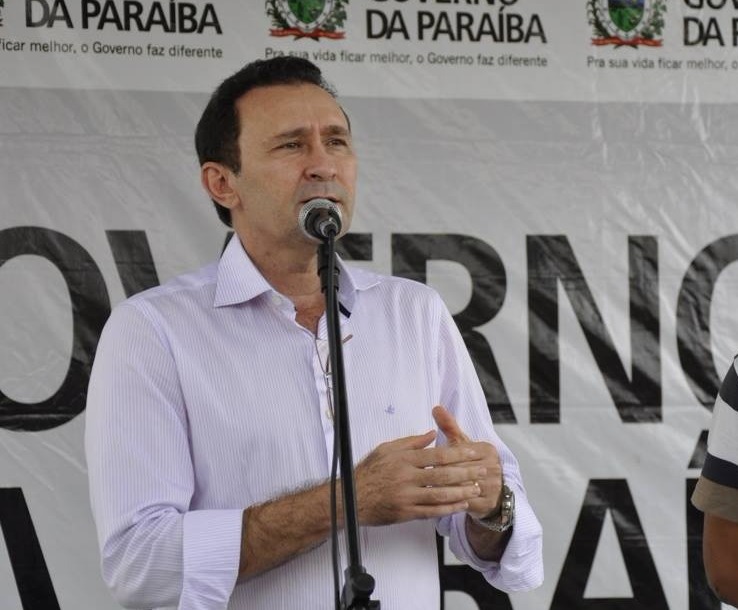 João 'apresenta' Deusdete como candidato ao TCE, mas deputados têm resistências