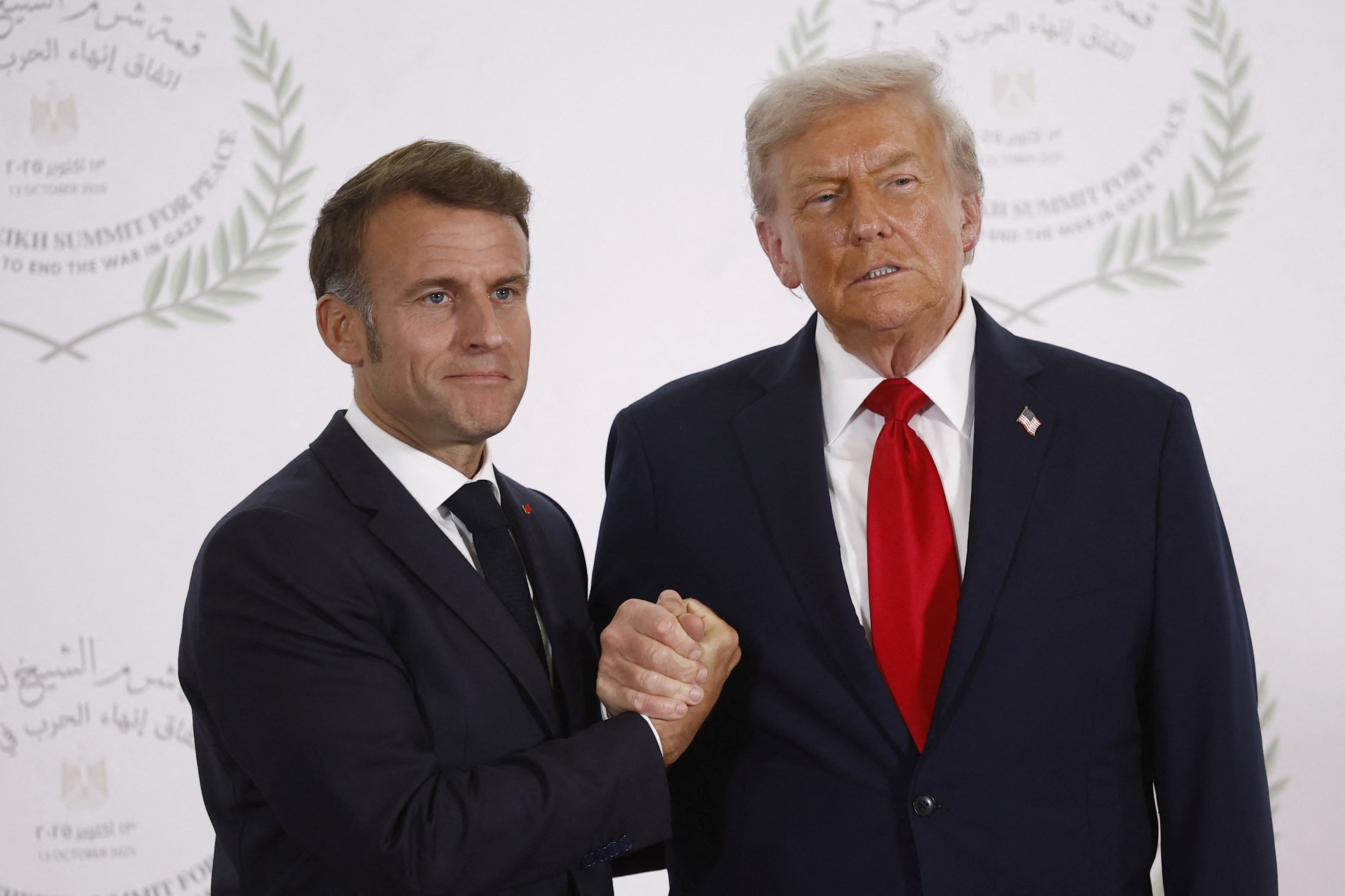 Até o presidente da Fifa: autoridades mundiais fazem fila para tirar foto com Trump, que sorri com todos — menos com Macron