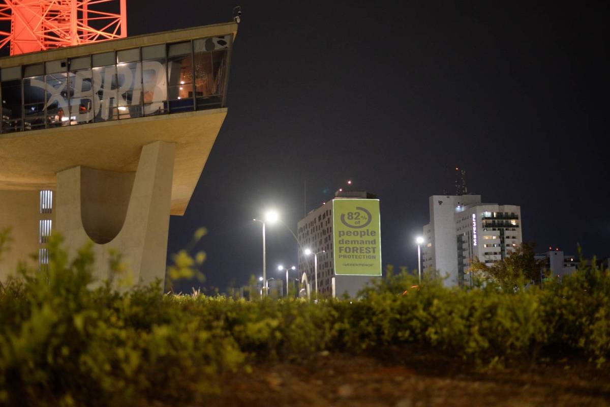 Greenpeace faz projeção contra desmatamento durante recepção de autoridades para pré-COP