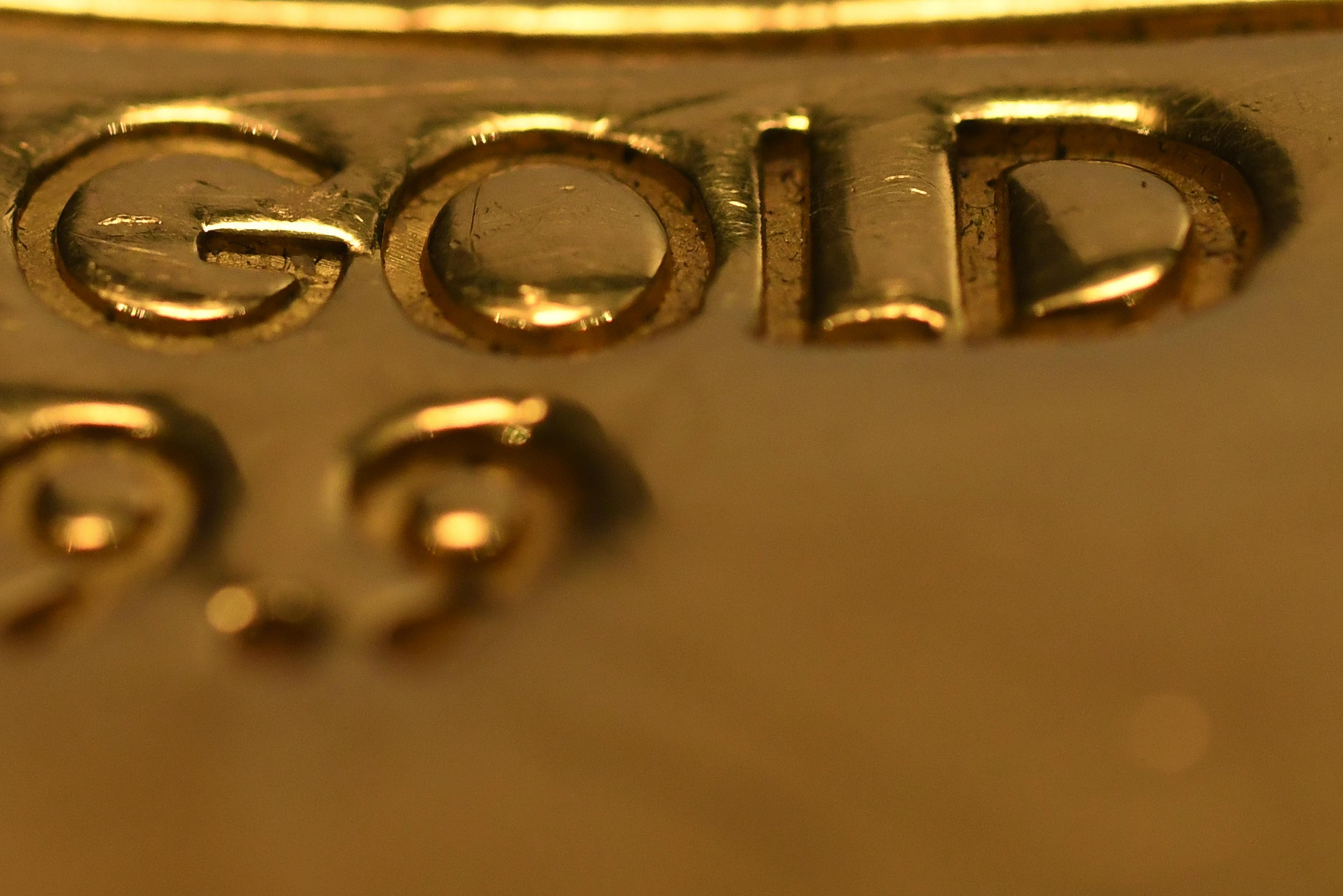 Ouro dispara e sobe mais de 3% diante de tensões fiscais e fragilidade de moedas fortes